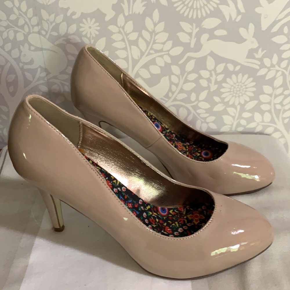 Madden girl Patent Leather Beige Heels Size 7.5 M